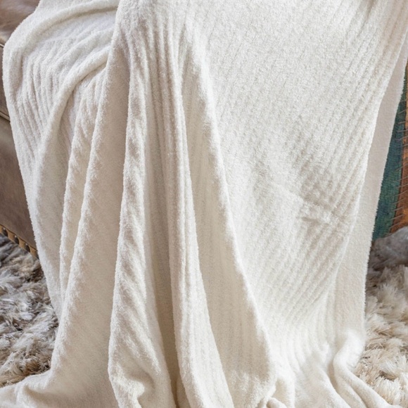 Grace & Lace Plush Luxurious Bamboo Blanket in Snow NWT - Picture 2 of 3